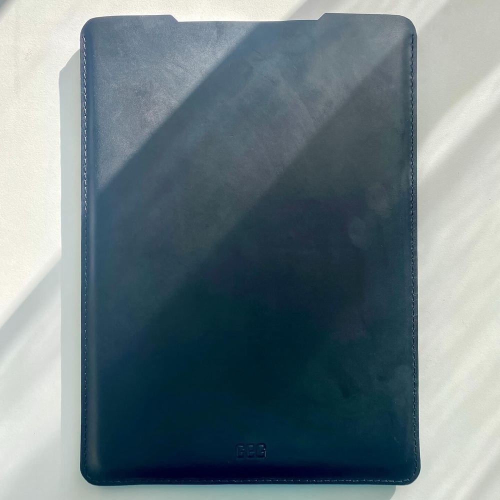 Fekete bőr laptop tok GEG dombornyomással